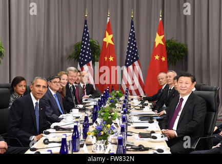 Washington, DC, USA. 31. März 2016. Chinesischen Staatspräsidenten Xi Jinping (1. R) trifft sich mit seinem amerikanischen Amtskollegen Barack Obama (1. L) am Rande des vierten Nuclear Security Summit in Washington, DC, USA, 31. März 2016. © Xie Huanchi/Xinhua/Alamy Live-Nachrichten Stockfoto