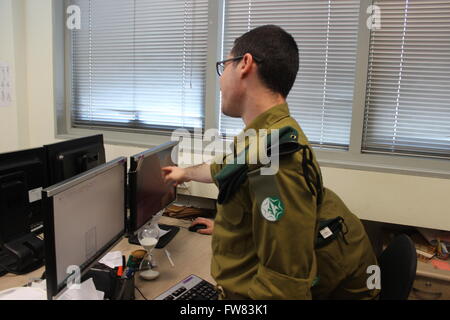 Tel Aviv, Israel. 29. März 2016. Mitglieder der Israel Defense Forces (IDF) mit einer autistischen Störung sitzen vor Bildschirmen in Tel Aviv, Israel, 29. März 2016. Soldaten mit Störungen in der Autismus-Spektrum haben hauptsächlich die Aufgabe, mit der Auswertung von Luftbildern und arbeiten im technologischen Bereich. Foto: SARA LEMEL/Dpa/Alamy Live News Stockfoto