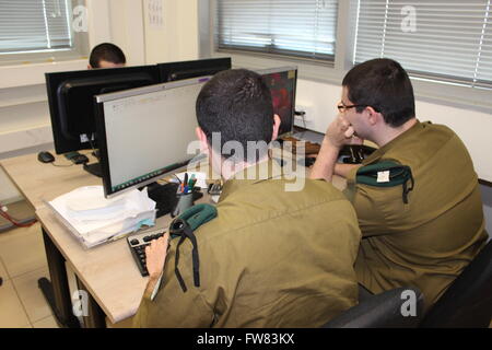 Tel Aviv, Israel. 29. März 2016. Mitglieder der Israel Defense Forces (IDF) mit einer autistischen Störung sitzen vor Bildschirmen in Tel Aviv, Israel, 29. März 2016. Soldaten mit Störungen in der Autismus-Spektrum haben hauptsächlich die Aufgabe, mit der Auswertung von Luftbildern und arbeiten im technologischen Bereich. Foto: SARA LEMEL/Dpa/Alamy Live News Stockfoto