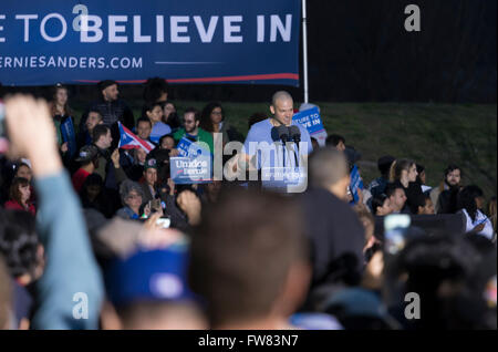 New York, USA. 31. März 2016. Residente Calle 13 (Rene Perez Joglar) spricht bei Kampagne-Rallye in der Bronx in Saint Mary Park Credit: Lev Radin/Alamy Live-Nachrichten Stockfoto