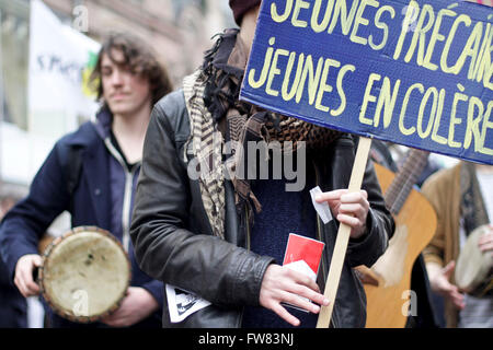 Straßburg, Frankreich. 31. März 2016.  Tausende von Menschen marschierten heute im Elsass gegen Bill arbeiten Myriam El Khomri. Sie waren etwa 80 Demonstranten in den Straßen von Haguenau heute Morgen und fast 450 in Colmar am späten Vormittag vor der Präfektur Haut-Rhin. Heute Nachmittag 2000 Leute waren anwesend Place De La Bourse in Mulhouse und Straßburg, zwischen 5000 Menschen, Polizei und 9000 nach der CGT marschierten durch die Straßen der Innenstadt.  Bildnachweis: Imagespic/Alamy Live-Nachrichten Stockfoto