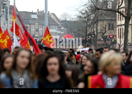 Straßburg, Frankreich. 31. März 2016.  Tausende von Menschen marschierten heute im Elsass gegen Bill arbeiten Myriam El Khomri. Sie waren etwa 80 Demonstranten in den Straßen von Haguenau heute Morgen und fast 450 in Colmar am späten Vormittag vor der Präfektur Haut-Rhin. Heute Nachmittag 2000 Leute waren anwesend Place De La Bourse in Mulhouse und Straßburg, zwischen 5000 Menschen, Polizei und 9000 nach der CGT marschierten durch die Straßen der Innenstadt.  Bildnachweis: Imagespic/Alamy Live-Nachrichten Stockfoto