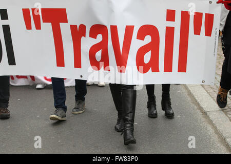 Straßburg, Frankreich. 31. März 2016.  Tausende von Menschen marschierten heute im Elsass gegen Bill arbeiten Myriam El Khomri. Sie waren etwa 80 Demonstranten in den Straßen von Haguenau heute Morgen und fast 450 in Colmar am späten Vormittag vor der Präfektur Haut-Rhin. Heute Nachmittag 2000 Leute waren anwesend Place De La Bourse in Mulhouse und Straßburg, zwischen 5000 Menschen, Polizei und 9000 nach der CGT marschierten durch die Straßen der Innenstadt.  Bildnachweis: Imagespic/Alamy Live-Nachrichten Stockfoto