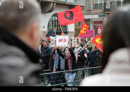 Straßburg, Frankreich. 31. März 2016.  Tausende von Menschen marschierten heute im Elsass gegen Bill arbeiten Myriam El Khomri. Sie waren etwa 80 Demonstranten in den Straßen von Haguenau heute Morgen und fast 450 in Colmar am späten Vormittag vor der Präfektur Haut-Rhin. Heute Nachmittag 2000 Leute waren anwesend Place De La Bourse in Mulhouse und Straßburg, zwischen 5000 Menschen, Polizei und 9000 nach der CGT marschierten durch die Straßen der Innenstadt.  Bildnachweis: Imagespic/Alamy Live-Nachrichten Stockfoto