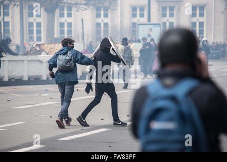 Frankreich, Nantes, März 3,2016 Auseinandersetzungen mehrere tausend Menschen gegen das Gesetz El Khomri, Arbeitsrecht in Nantes gezeigt, nach Defil haben die Straßen von NANTES Überläufe Explosionszeichnung.     Bildnachweis: Imagespic/Alamy Live-Nachrichten Stockfoto