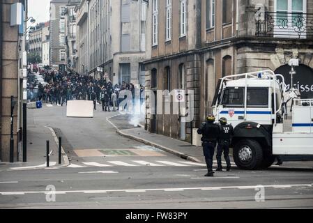 Frankreich, Nantes, März 3,2016 Auseinandersetzungen mehrere tausend Menschen gegen das Gesetz El Khomri, Arbeitsrecht in Nantes gezeigt, nach Defil haben die Straßen von NANTES Überläufe Explosionszeichnung.     Bildnachweis: Imagespic/Alamy Live-Nachrichten Stockfoto