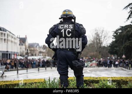 Frankreich, Nantes, März 3,2016 Auseinandersetzungen mehrere tausend Menschen gegen das Gesetz El Khomri, Arbeitsrecht in Nantes gezeigt, nach Defil haben die Straßen von NANTES Überläufe Explosionszeichnung.     Bildnachweis: Imagespic/Alamy Live-Nachrichten Stockfoto