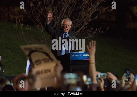 Bronx, Vereinigte Staaten von Amerika. 31. März 2016. Bernie Sanders spricht zu seinen Anhängern. Weiter sprach April 19 New York Staat demokratische Grundschule, Presidential hoffnungsvollen Bernie Sanders auf einer Kundgebung von seinen Anhängern im St. Marien-Park in der Bronx. Bildnachweis: Albin Lohr-Jones/Pacific Press/Alamy Live-Nachrichten Stockfoto