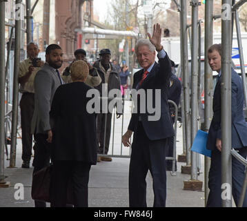 New York City, USA. 31. März 2016. Ehemaliger Präsident Bill Clinton bei 1199 kommt Hauptquartier SEIU in Midtown Manhattan. Ehemaliger Präsident Bill Clinton setzte sich in New York City im Namen seiner Frau, demokratische Spitzenreiter Hillary Rodham Clinton, Annäherung an Arbeit an mehreren Standorten in Manhattan Credit organisiert: Andy Katz/Pacific Press/Alamy Live News Stockfoto