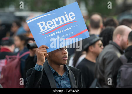Bronx, Vereinigte Staaten von Amerika. 31. März 2016. Bernie Sanders Unterstützer hält ein Schild bei der Rallye. Weiter sprach April 19 New York Staat demokratische Grundschule, Presidential hoffnungsvollen Bernie Sanders auf einer Kundgebung von seinen Anhängern im St. Marien-Park in der Bronx. Bildnachweis: Albin Lohr-Jones/Pacific Press/Alamy Live-Nachrichten Stockfoto