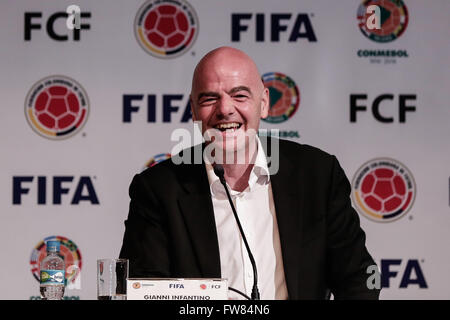 Bogota, Kolumbien. 31. März 2016. Der Präsident der International Federation of Football Association (FIFA) Gianni Infantino reagiert während einer Pressekonferenz am Sitz kolumbianische Fußballverband in Bogota, Kolumbien, am 31. März 2016. © Jhon Paz/Xinhua/Alamy Live-Nachrichten Stockfoto