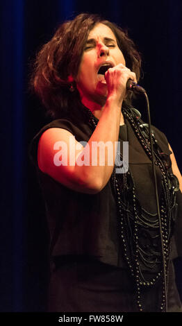 Malmö, Schweden. 31. März 2016. Fado star Cristina Branco in Konzert im Victoria-Teatern. Bildnachweis: Tommy Lindholm/Alamy Live-Nachrichten Stockfoto