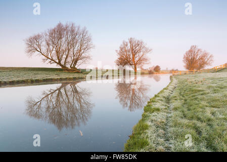 Willingham, Cambridgeshire, Großbritannien. 1. April 2016. einen kalten, nebligen Start in den Tag auf der Old West River, Willingham, Cambridgeshire UK. Ein klarer Himmel führte zu eine Nacht Frost. Das Wetter wird voraussichtlich am kommenden Wochenende wärmer werden. Bildnachweis: Julian Eales/Alamy Live-Nachrichten Stockfoto