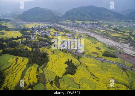 Ya'an. 26. März 2016. Foto aufgenommen am 26. März 2016 zeigt die neu gebauten Longxing Dorf und Shangli Dorf von Lushan County, Ya'an Stadt, Südwesten der chinesischen Provinz Sichuan. Insgesamt 78.792 ländlichen Familien umgesiedelt worden waren, und 33.696 neue Häusern war errichtet worden, für diejenigen in städtischen Gebieten in Ya'an, drei Jahre nach das Erdbeben Lushan 196 Personen getötet. © Jiang Hongjing/Xinhua/Alamy Live-Nachrichten Stockfoto