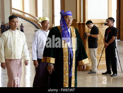 Nay Pyi Taw, Myanmar. 1. April 2016. Sprecher des Myanmars Haus der Nationalitäten U Mann gewinnen Khaing als (vorne) kommt zur Teilnahme an einer Sitzung des Hauses der Nationalitäten in Nay Pyi Taw, Myanmar, 1. April 2016. Bildnachweis: U Aung/Xinhua/Alamy Live-Nachrichten Stockfoto