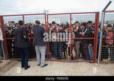 Decke-Verteilung durch eine muslimische NGO für Flüchtlinge im Flüchtlingslager Ashdi, Nordirak Stockfoto