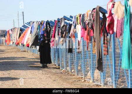 Frau ist die Wäsche in einem Flüchtlingslager im Norden des Irak Stockfoto