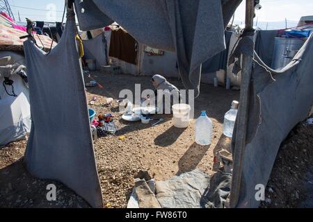 Frau ist die Wäsche in einem Flüchtlingslager im Norden des Irak Stockfoto