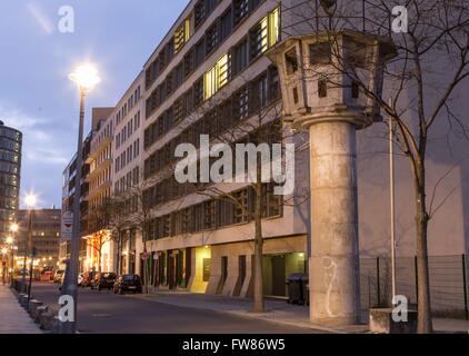 Bild zeigt die "BT-6" Wachturm in Berlins Mitte Bezirk on12 März 2016. Der Wachturm wurde in1966 erbaut und ist eines von mehr als 200, die errichtet worden war von der DDR, den Bereich neben der ehemaligen Berliner Mauer zu kontrollieren. Stockfoto