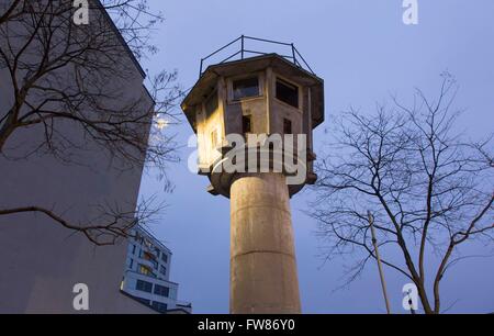 Bild zeigt die "BT-6" Wachturm in Berlins Mitte Bezirk on12 März 2016. Der Wachturm wurde in1966 erbaut und ist eines von mehr als 200, die errichtet worden war von der DDR, den Bereich neben der ehemaligen Berliner Mauer zu kontrollieren. Stockfoto