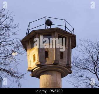 Bild zeigt die "BT-6" Wachturm in Berlins Mitte Bezirk on12 März 2016. Der Wachturm wurde in1966 erbaut und ist eines von mehr als 200, die errichtet worden war von der DDR, den Bereich neben der ehemaligen Berliner Mauer zu kontrollieren. Stockfoto