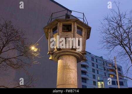 Bild zeigt die "BT-6" Wachturm in Berlins Mitte Bezirk on12 März 2016. Der Wachturm wurde in1966 erbaut und ist eines von mehr als 200, die errichtet worden war von der DDR, den Bereich neben der ehemaligen Berliner Mauer zu kontrollieren. Stockfoto