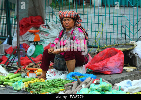 Pekanbaru, Indonesien. 31. März 2016. Traditioneller Marktaktivitäten in Pekanbaru, Riau, Indonesien. Händler beschwerte sich über den Rückgang ihres Umsatzes in den letzten Monaten. Umsatzrückgang aufgrund der rückläufigen Performance in verschiedenen Sektoren, einschließlich Öl und Gas, Palmöl-Sektor ist das Rückgrat der Wirtschaft in Riau, Indonesien. © Dedy Sutisna/Riau Bilder/pazifische Presse/Alamy Live News Stockfoto