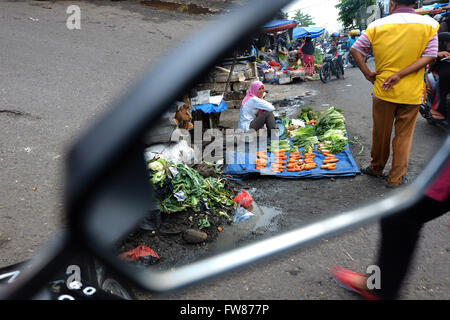 Pekanbaru, Indonesien. 31. März 2016. Traditioneller Marktaktivitäten in Pekanbaru, Riau, Indonesien. Händler beschwerte sich über den Rückgang ihres Umsatzes in den letzten Monaten. Umsatzrückgang aufgrund der rückläufigen Performance in verschiedenen Sektoren, einschließlich Öl und Gas, Palmöl-Sektor ist das Rückgrat der Wirtschaft in Riau, Indonesien. © Dedy Sutisna/Riau Bilder/pazifische Presse/Alamy Live News Stockfoto