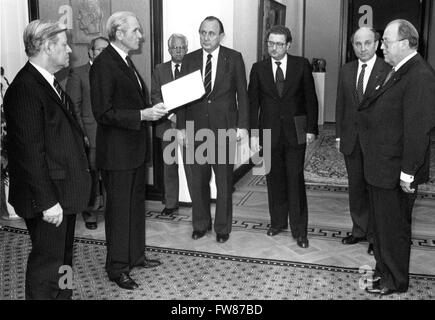 Bundespräsident Karl Carstens (2. von links) übergibt die Bescheinigungen über die Entlastung der zurückgezogen FDP Minister (R-l) Josef Ertl, Otto Graf Lambsdorff, Gerhart Baum und Hans-Dietrich Genscher in Bundeskanzlerin Helmut Schmidt (l) anwesend. Die FDP-Minister Rückzug stürzte die SPD-Minderheitsregierung. Stockfoto