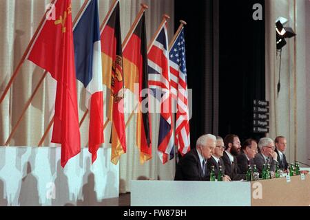 (L-R) Sowjetischer Außenminister Eduard Shevardnadze, französischer Außenminister Roland Dumas, DDR-Außenminister Markus Meckel, Bundesrepublik Deutschland Außenminister Hans-Dietrich Genscher, Außenminister Douglas Hurd UK und US-Außenminister James Baker abgebildet auf dem Podium bei der ersten "Zwei Plus vier"-Konferenz in Bonn, Deutschland, 5. Mai 1990. Es war das erste Treffen auf dem Weg zum zwei Plus vier Abkommen zwischen zwei Deutschlands und den vier Mächten, die der deutschen Wiedervereinigung vereinbart. Stockfoto