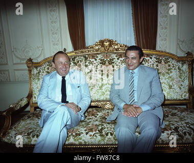 Deutscher Außenminister Hans-Dietrich Genscher (l) trifft ägyptischen Präsidenten Hosni Mubarak (r) in Kairo am 15. Juli 1982. Stockfoto