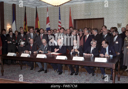 Die Außenminister der beiden deutschen Staaten und der vier Siegermächte unterzeichnen den Vertrag für die externen Aspekte der Wiedervereinigung am 12. September 1990 in Moskau (l-R): James Baker (USA), Douglas Hurd (Großbritannien), Eduard Schewardnadse (UdSSR), Roland Dumas (Frankreich), Lothar de Maiziere (DDR), Hans-Dietrich Genscher (BRD). Nach 45 Jahren wird Deutschland wieder seine vollen Souveränität. Stockfoto