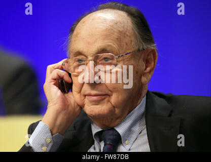 Datei - Datei Foto datiert 9. März 2013 zeigt der ehemalige deutsche Außenminister Hans-Dietrich Genscher in Berlin, Deutschland. Genscher hat der Kreml Gegner Mikhail Khodorkovsky, abgeholt, in Deutschland angekommen ist, nach seiner Entlassung aus einem russischen Gefangenenlager am Freitagnachmittag, 20. Dezember 2013. Foto: Michael Kappeler/dpa Stockfoto