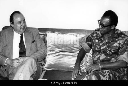 Im Rahmen seiner Reise nach Afrika trifft deutsche Außenminister Hans-Dietrich Genscher (L) Zaire Präsident Mobutu Sese Seko (R) in Lubumbaschi, Zaire, 17. Mai 1977. Stockfoto