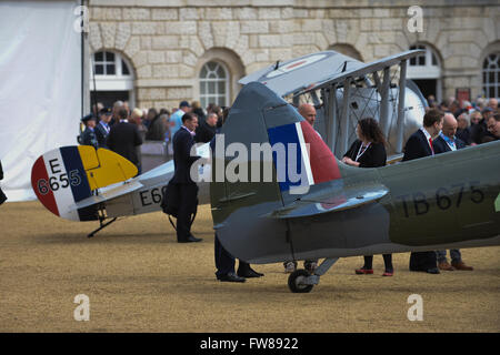 Horse Guards, London, UK. 1. April 2016. Ein Taifun Strahl über Kopf. RAF 98. Jahrestag Vorbeiflug über Horse Guards. © Matthew Chatt Stockfoto