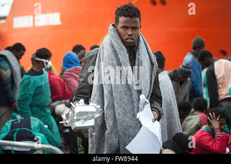 Salerno, Italien. 1. April 2016. 545 Flüchtlingen abgefangen, nur wenige Kilometer von der Küste von Pozzallo in Sizilien landeten mit dem norwegischen Schiff "Stavanger" in Salerno, die darauf warten, registriert und übertragen, um begrüßen zu dürfen in Kampanien-Zentren.    Bildnachweis: Ivan Romano/Sintesi/Alamy Live-Nachrichten Stockfoto