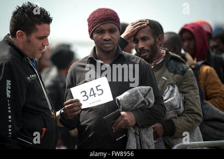 Salerno, Italien. 1. April 2016. 545 Flüchtlingen abgefangen, nur wenige Kilometer von der Küste von Pozzallo in Sizilien landeten mit dem norwegischen Schiff "Stavanger" in Salerno, die darauf warten, registriert und übertragen, um begrüßen zu dürfen in Kampanien-Zentren.    Bildnachweis: Ivan Romano/Sintesi/Alamy Live-Nachrichten Stockfoto