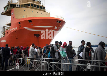 Salerno, Italien. 1. April 2016. 545 Flüchtlingen abgefangen, nur wenige Kilometer von der Küste von Pozzallo in Sizilien landeten mit dem norwegischen Schiff "Stavanger" in Salerno, die darauf warten, registriert und übertragen, um begrüßen zu dürfen in Kampanien-Zentren.    Bildnachweis: Ivan Romano/Sintesi/Alamy Live-Nachrichten Stockfoto