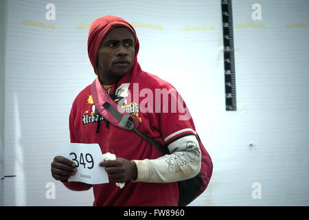 Salerno, Italien. 1. April 2016. 545 Flüchtlingen abgefangen, nur wenige Kilometer von der Küste von Pozzallo in Sizilien landeten mit dem norwegischen Schiff "Stavanger" in Salerno, die darauf warten, registriert und übertragen, um begrüßen zu dürfen in Kampanien-Zentren.    Bildnachweis: Ivan Romano/Sintesi/Alamy Live-Nachrichten Stockfoto