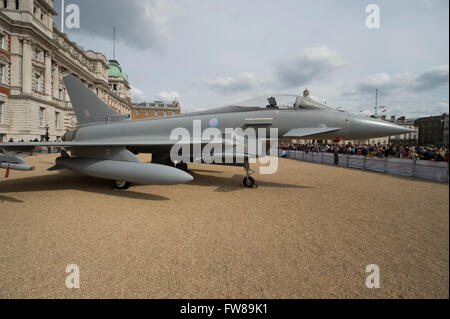 Horse Guards Parade, London, UK. 1. April 2016. Eine moderne Eurofighter Typhoon, legendären zweiten Weltkrieg Spitfire Kämpfer und 1. Weltkrieg Sopwith Snipe im Zentrum von London zu feiern die Royal Air Force Museum-Kampagne bietet der Öffentlichkeit die Möglichkeit, ihre Namen geschrieben auf den Flügeln von einem RAF rote Pfeile Hawk Jet, die durch die Saison 2017 Display fliegen wird. Bildnachweis: Malcolm Park Leitartikel / Alamy Live News. Stockfoto