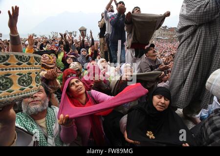 Srinagar, Indien. 1. April 2016. Menschen heben ihre Hände im Gebet als Hauptpriester (nicht im Bild) die Reliquie zeigt, geglaubt, um das Haar aus dem Bart des Propheten Mohammad (saw), während besondere Gebete auf den Todestag von Abu Bakr Siddiq (RA), der erste Kalif des Islam, Hazratbal Schrein am Stadtrand von Srinagar der Sommerhauptstadt von indischen Kaschmir gesteuert. © Faisal Khan/Pacific Press/Alamy Live-Nachrichten Stockfoto