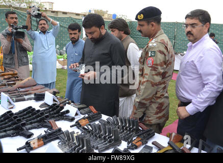 Innenminister für die Überprüfung der Balochistan Sarfaraz Bugti beschlagnahmt Munition und Krieg-Tools von Schurken bei Suchvorgängen in verschiedenen Teilen von Balochistan, F.C Hauptquartier in Quetta auf Freitag, 1. April 2016 erholt. Stockfoto