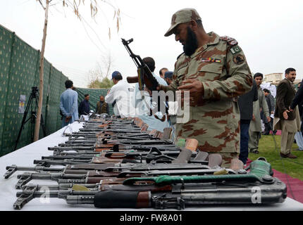 Beschlagnahmte Munition und Krieg Werkzeuge von Schurken bei Suchvorgängen in verschiedenen Teilen von Balochistan erholt werden am Freitag, 1. April 2016 am F.C Amtssitz in Quetta abgehaltenen Pressekonferenz vor Medien auszusetzen. Stockfoto