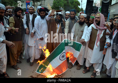 Aktivisten der Ahle Sunnat Wal Jamat verbrennen indische Flagge bei Protestkundgebung zu Gunsten der pakistanischen Armee außerhalb Quetta Presseclub am Freitag, 1. April 2016 statt. Stockfoto