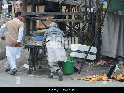 Srinagar, Indien. 1. April 2016. Kaschmirische Muslime führen, um nach der indischen Polizei feuerte Tränengas Kanister in alten Srinagar zu decken. Pro Freiheit, die Auseinandersetzungen in der Innenstadt von Srinagar ausbrach, bald, nachdem die Gemeinde Freitagsgebet endete, Polizei später feuerte reißen Rauch Kanister und betäuben Granaten zu wütende Demonstranten zu zerstreuen. © Faisal Khan/Pacific Press/Alamy Live-Nachrichten Stockfoto