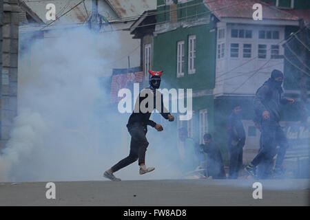 Srinagar, Indien. 1. April 2016. Kashmiri muslimische Demonstranten Zusammenstoß mit Regierungstruppen in alten Srinagar. Pro Freiheit, die Auseinandersetzungen in der Innenstadt von Srinagar ausbrach, bald, nachdem die Gemeinde Freitagsgebet endete, Polizei später feuerte reißen Rauch Kanister und betäuben Granaten zu wütende Demonstranten zu zerstreuen. © Faisal Khan/Pacific Press/Alamy Live-Nachrichten Stockfoto