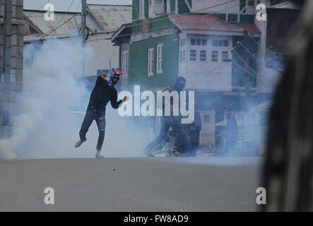 Srinagar, Indien. 1. April 2016. Kashmiri muslimische Demonstranten Zusammenstoß mit Regierungstruppen in alten Srinagar. Pro Freiheit, die Auseinandersetzungen in der Innenstadt von Srinagar ausbrach, bald, nachdem die Gemeinde Freitagsgebet endete, Polizei später feuerte reißen Rauch Kanister und betäuben Granaten zu wütende Demonstranten zu zerstreuen. © Faisal Khan/Pacific Press/Alamy Live-Nachrichten Stockfoto