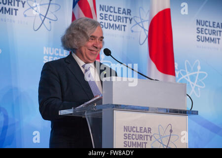 Washington, DC USA. 1. April 2016. US-Energieminister Ernest Moniz und Deputy Chief Kabinettssekretär Koichi Hagiuda halten eine gemeinsame Presseerklärung während 2016 Nuclear Security Summit in Washington, DC. Bildnachweis: B Christopher/Alamy Live-Nachrichten Stockfoto