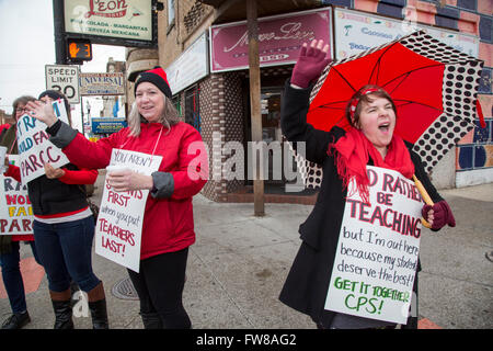 Chicago, Illinois, USA. 1. April 2016. Lehrer an der kleinen Dorf Academy, Mitglieder der Lehrergewerkschaft Chicago inszeniert einen Eintägiger Streik fordern mehr Mittel für die öffentlichen Schulen der Stadt. Die Lehrer schlossen in ihre "Day of Action" eine Koalition von Arbeits-, Studenten- und Gemeindegruppen. Bildnachweis: Jim West/Alamy Live-Nachrichten Stockfoto