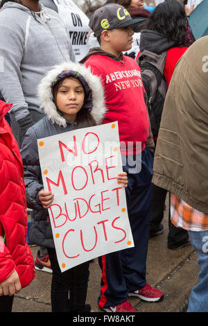 Chicago, Illinois, USA. 1. April 2016. Mitglieder des Chicago Lehrergewerkschaft inszeniert einen Eintägiger Streik fordern mehr Mittel für die öffentlichen Schulen der Stadt. Die Lehrer schlossen in ihre "Day of Action" eine Koalition von Arbeits-, Studenten- und Gemeindegruppen. Bildnachweis: Jim West/Alamy Live-Nachrichten Stockfoto